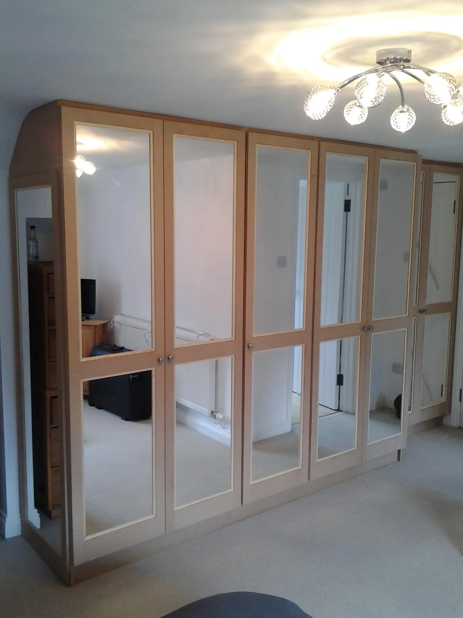Fitted Wardrobes vs Freestanding: Which Is Right for Your Room?